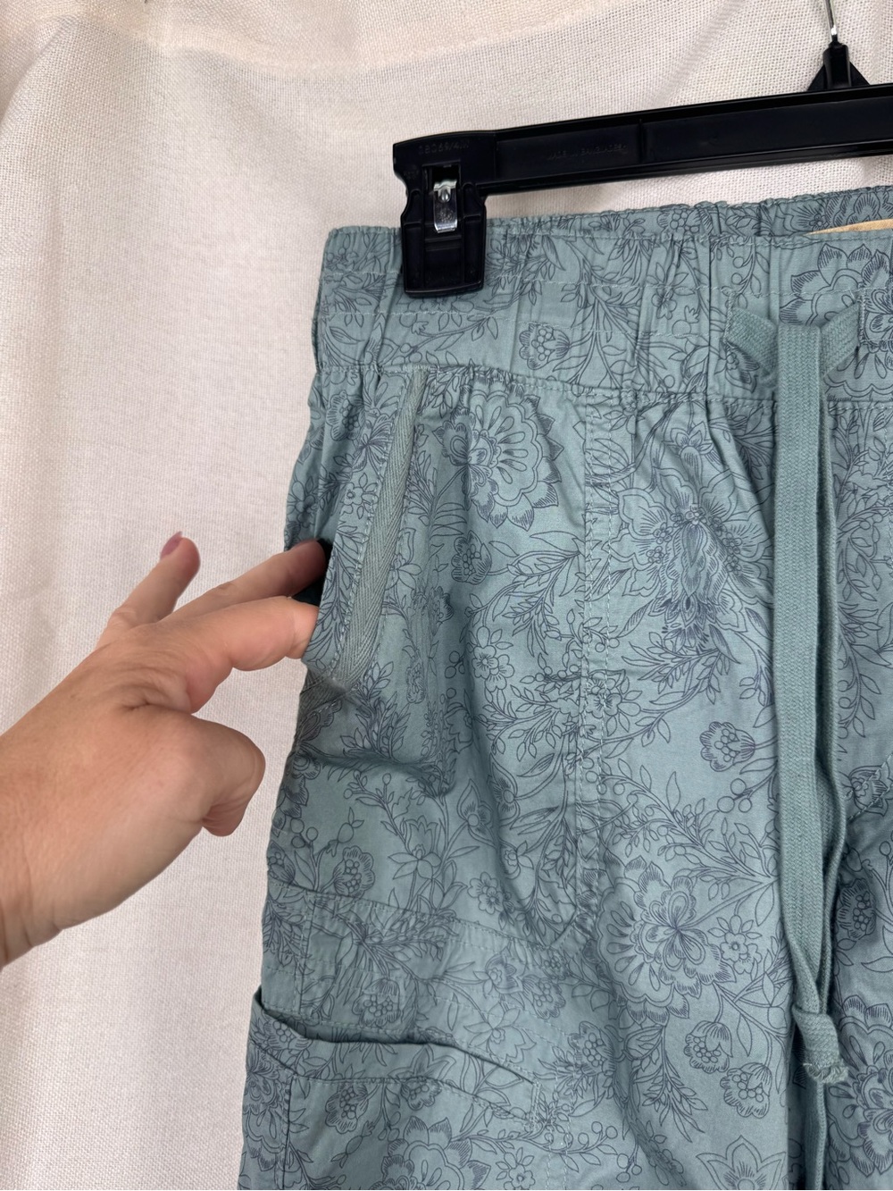 Democracy Cargo Jogger Pants Womens Size 2 Green Floral Print Pull-On - Picture 4 of 9